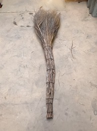 Escoba de brezo rústica con tallos largos