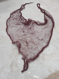 Red de pesca morada en arco 200 x 140.