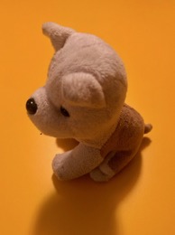 Peluche pequeño perro bicolor