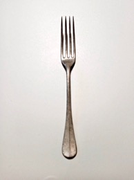 Tenedor de mesa en aluminio pulido a mano. Modelo Baguette
