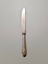 Cuchillo de mesa H/Inox y mango en aluminita con detalle