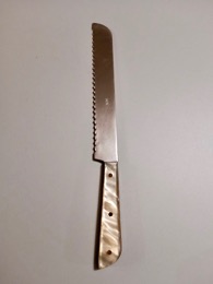 Cuchillo de pan INOX h/Inox cachas nácar blanco | 31 cm