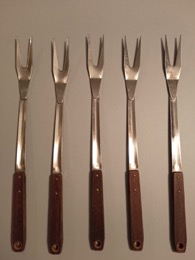 Tenedor trinchador en INOX y asidera de madera.| 34,5 cm