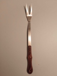 Tenedor trinchador en INOX y asidera torneada | 36 cm