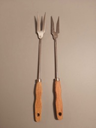 Tenedor trinchador en INOX y asidera madera | 34 cm.