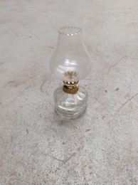 Quinqué de cristal con tulipa tallada