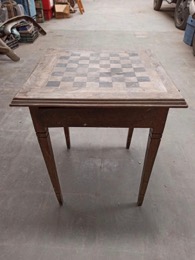 Mesa de ajedrez con alerones y cajón