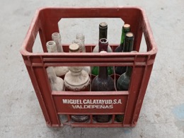 Caja 12 envases 1 L | Miguel CALATAYUD_Valdepeñas con botellas varias