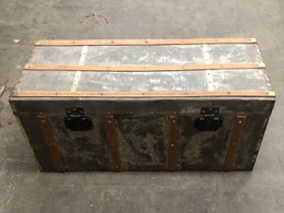 Baúl chapado en metal 100 x 44 x h 43 cm