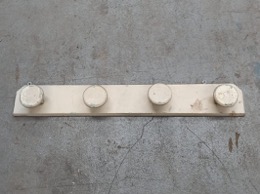 Perchero mural lineal de madera con 4 colgadores circulares