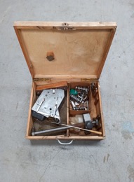 Caja de herramienta mecánica antigua con útiles