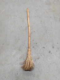Escoba de caña y palma