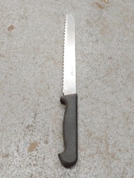 Cuchillo de pan  h/ Inox empuñadura resina negra  | 28 cm