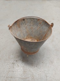 Cubo de zinc_restos de oxido | ⦵ 32 x h 28 cm
