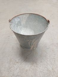 Cubo de zinc_restos pintura | ⦵ 31 x h 28 cm