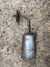 Luz de carburo restos pátina roja | ⦵11 x h 28 cm