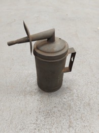 Luz de carburo con asa para colgar a pared |  18 x 11 x h 22 cm