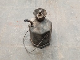 Luz de carburo de mano con pequeña cabecita | 11 x h 19 cm