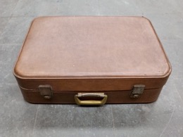 Maleta de piel con asa de baquelita | 60 x 18 x h43 cm | Años 50-60.