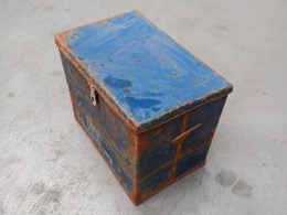 Arcón | Caja metálica patinada en azul | 53 x 33 x h 39 cm.