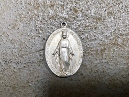 Medalla ovalada de Nuestra Sra. Milagrosa