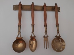 Juego cubiertos ornamentales latón