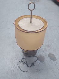 Lámpara sobremesa metal pavonado con argolla superior | ⦵ 33 x h 76 cm