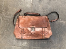 Bolso de piel modo bandolera con asa | 38 x 3 x h 28 cm