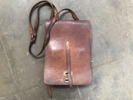 Bolso_Mariconera compartimentada en cuero genuino | 22 x 5 x h 30 cm