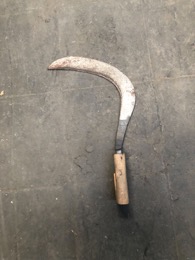 Hoz de segador con empuñadura madera | 30 x h 50 cm