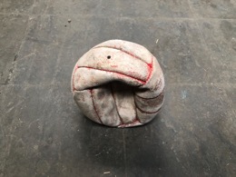 Balón de cuero rojo anaranjado de tres paneles |  ∅ 20 cm | Años 70-80