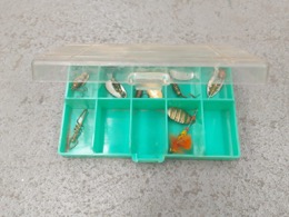 Caja con moscas señuelos y aparejos de pesca | 14 x 9 x h 2 cm