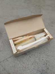 Caja con jeringas plásticas | 25 x 9 x h 6 cm