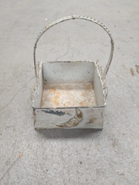 Cesta cuadrada 1 asa de hojalata blanca | 19 x 17 x h 27 cm