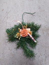 Adornos Navidad para composición | Racimo pino con piña y regalos | Años 60 | 24 x h 27 cm