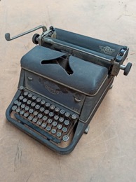 Máquina Escribir REMER M-48 | 37 x 32 x h 22cm