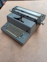 Máquina escribir OLIVETTI_ Tekne 3 |  46 x 42 x h 22 cm | 50653