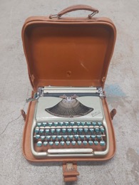 Máquina escribir portátil GROMA_ Kolibri | 31 x 34 x h 8 cm