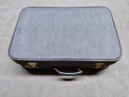 Maleta grande de cartón forrado en tono gris | 58 x 18 x h 44 cm