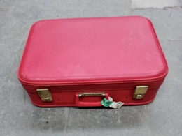 Maleta mediana rígida en rojo | 50 x 38 x h 16 cm