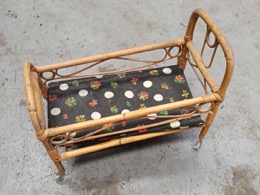 Cuna para muñecas en mimbre y caña | 50 x 26 x h 40 cm.