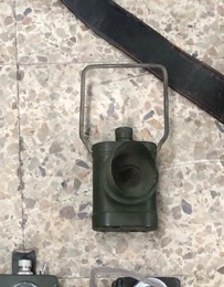 Linterna militar de petaca con alero visera