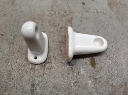 Juego de soportes toallero en loza blanca |  9,5 x 5,5 x h 10,5 cm