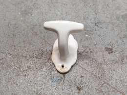 Colgador baño base lobulada en loza blanca | 11 x 10 x 6 cm
