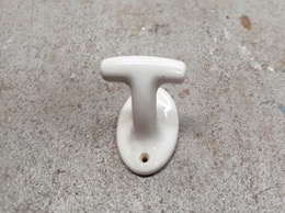 Colgador baño base oval en loza blanca | 10 x 9 x 7 cm