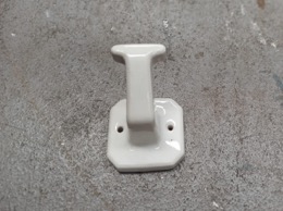 Colgador baño base poliedrica en loza blanca | 11 x 11 x 9,5 cm | Años 60
