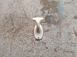 Colgador baño base oval en plástico blanco | 6 x 3 x h 5,5 cm