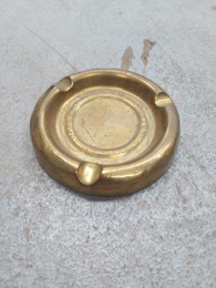 Cenicero metálico circular dorado | 3 hendiduras | ⦵ 13 x 3 cm