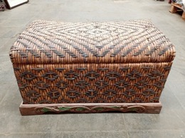 Arca_Baúl de mimbre bicolor con pie de madera | 64 x 36 x 38 cm