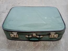 Maleta de cartón forrada en polipiel rayado color verde | 63 x 48 x 17 cm